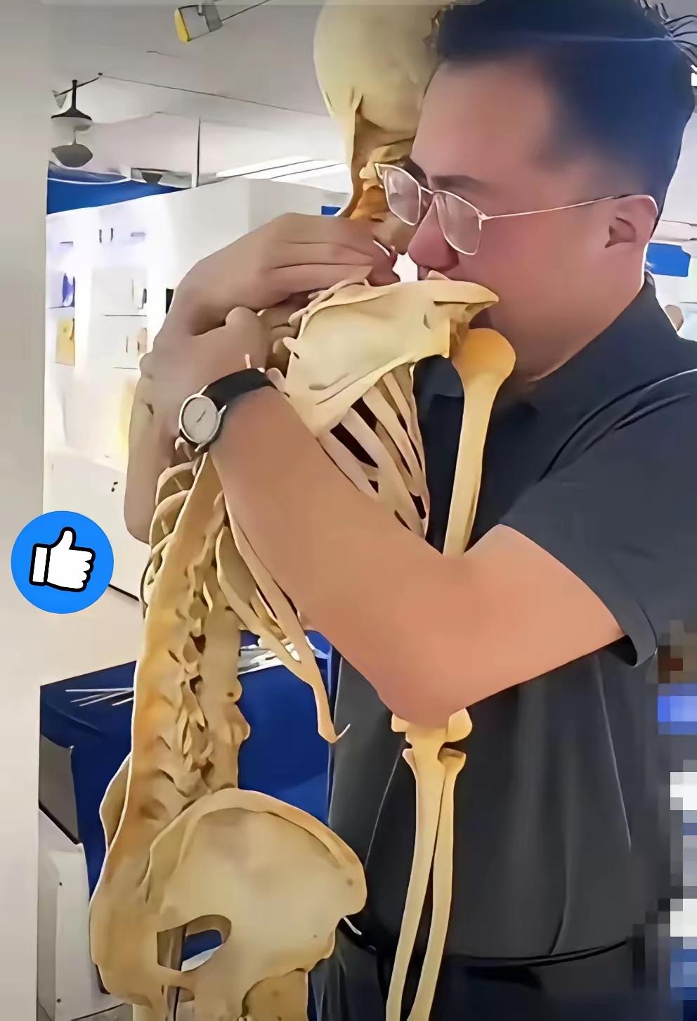 我看哭了！一位中年医生抱着一副骨骼痛哭不止，这不是普通标本，是他的恩师——中国小