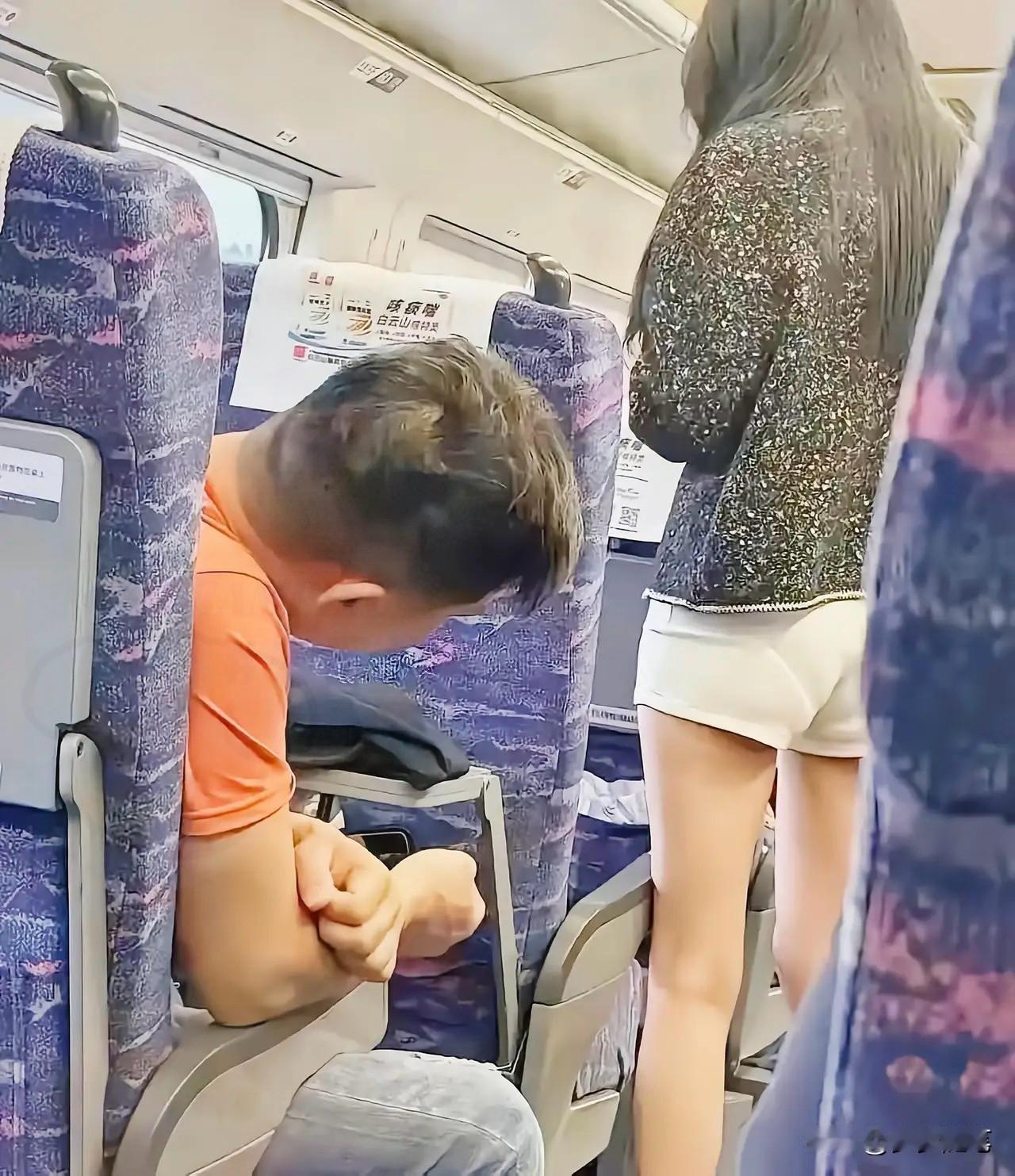 高铁上这一幕，看得人直摇头！有位大哥侧身低头，眼睛直勾勾盯着前排穿短裤的美女