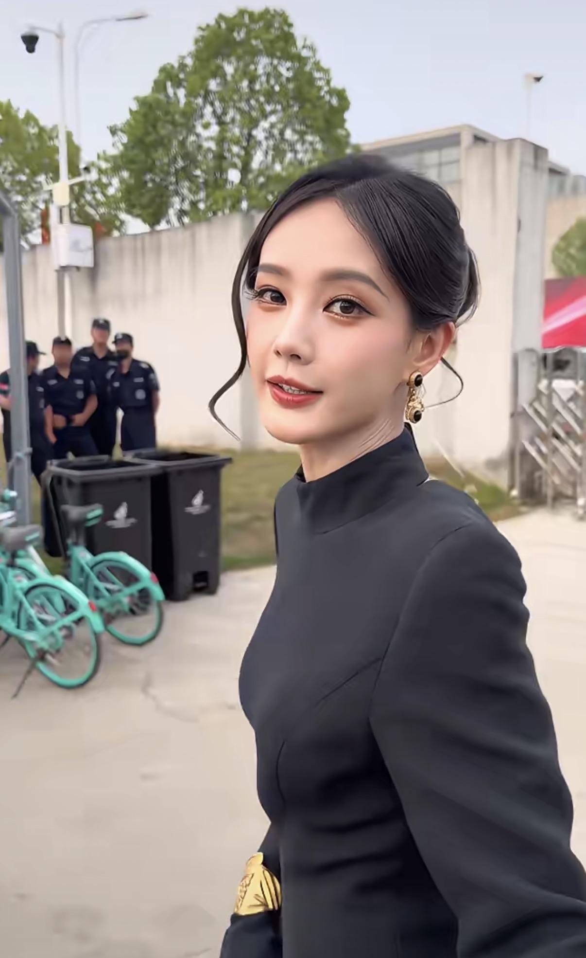 芭莎活动被李一桐生图惊艳到了！怎么女明星原相机拍出来这么好看，完全就是360度无