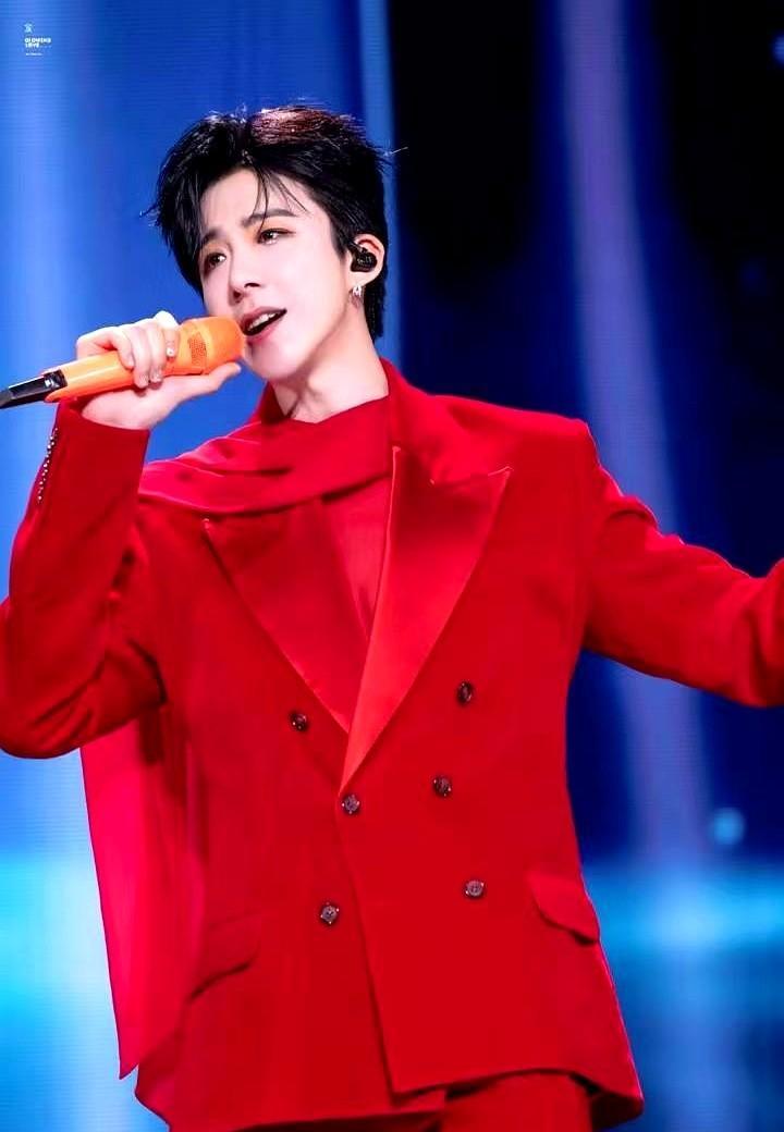 刘宇宁不演戏的时候，正在唱剧里的爱恨。《愿如长风》播放破亿，不是偶然，是观众用