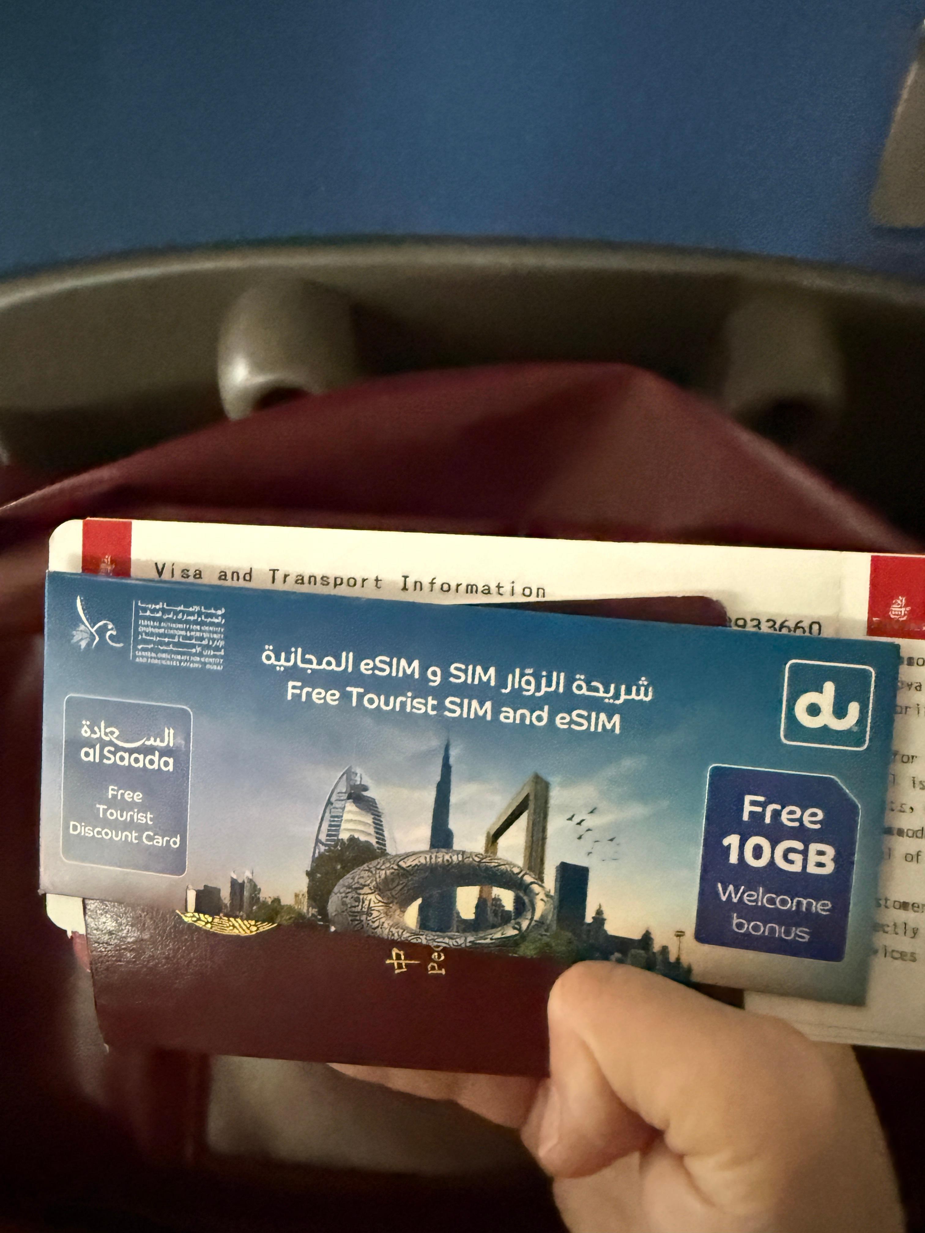 一下到三十度的地方真还有点不太适应迪拜这边入境就送10G的流量卡！尊不错！卷妹的