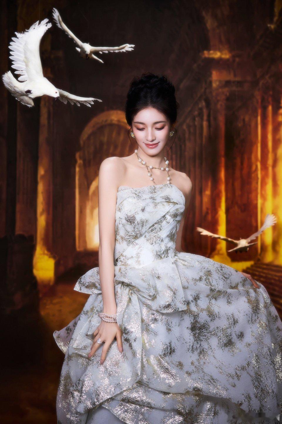 我的天哪，前两张真的很像是一幅精美绝伦的油画，一举一动都很有气质，钟丽丽这也太