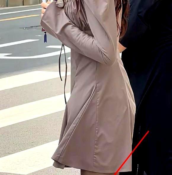 韩国街头，19岁的黄多多被路人拍到。羊毛卷、短裙、破丝袜、大两号的尖头鞋，