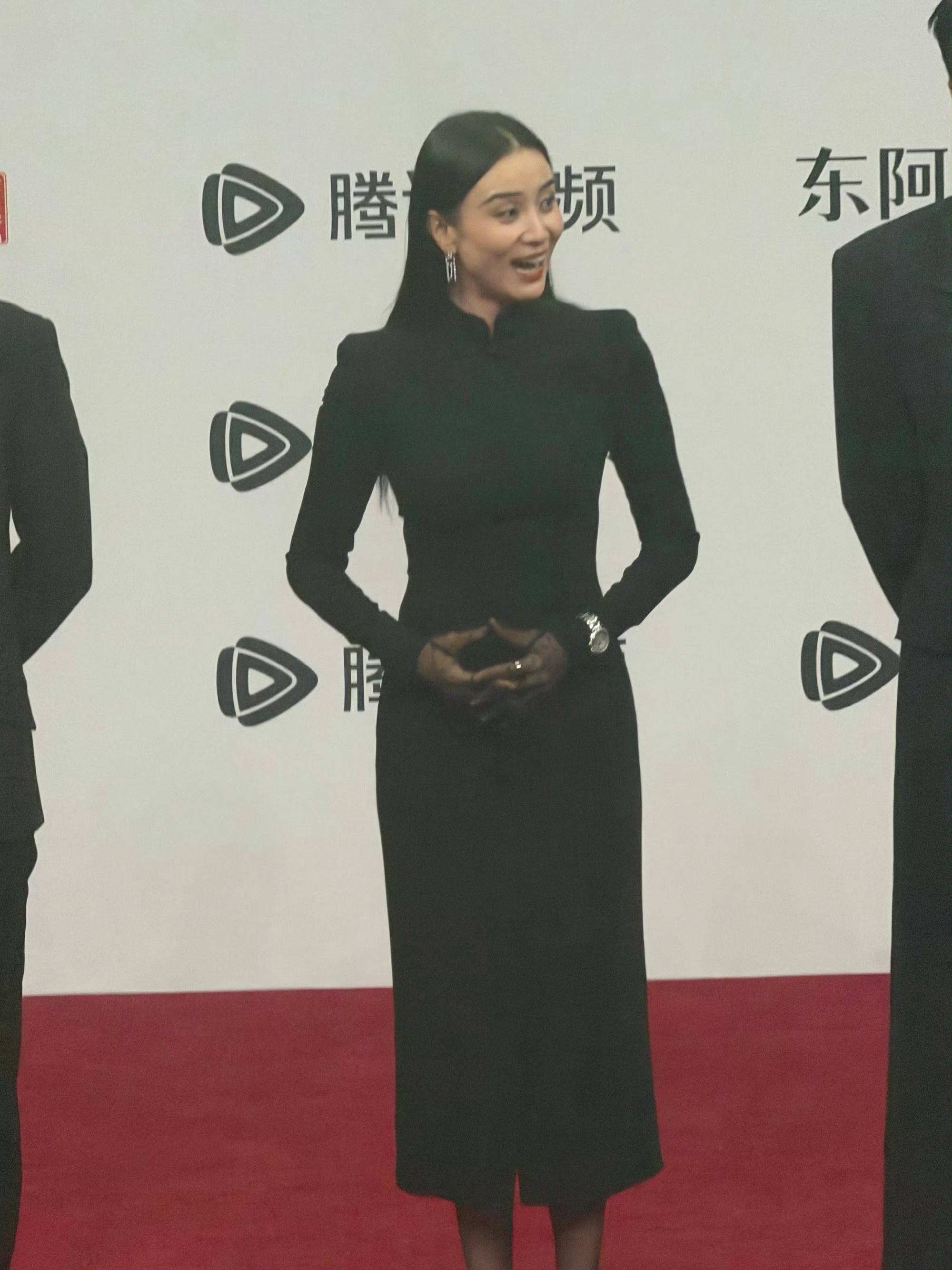 这件衣服明显感觉到是为了体现手表也就是说为了体现手表，而选择的穿搭，看着在品牌