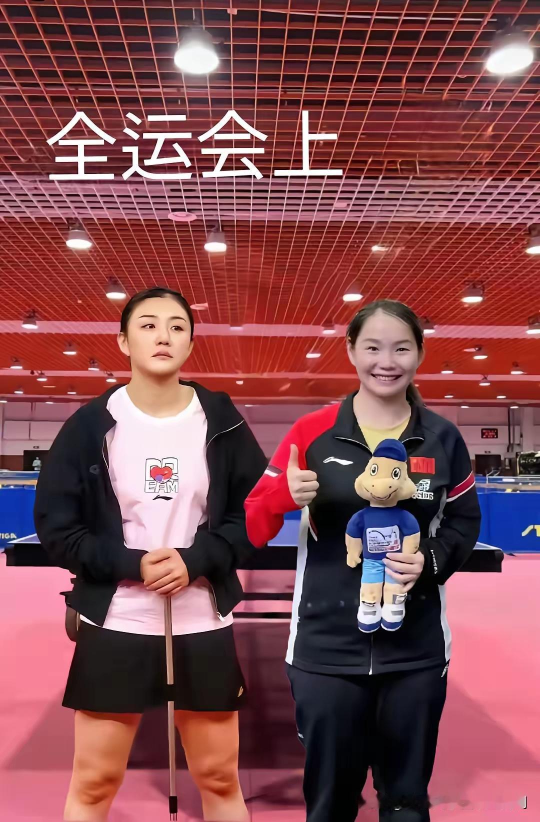 抽签仪式上的陈梦表情有了微妙变化！抽签仪式上，与一脸笑容的佳佳的表情不同，陈梦