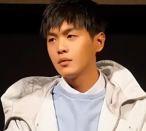 张若昀明明有颜值有演技，却被亲爹拖入深渊，最后凭自己硬实力翻盘的演员说起来，