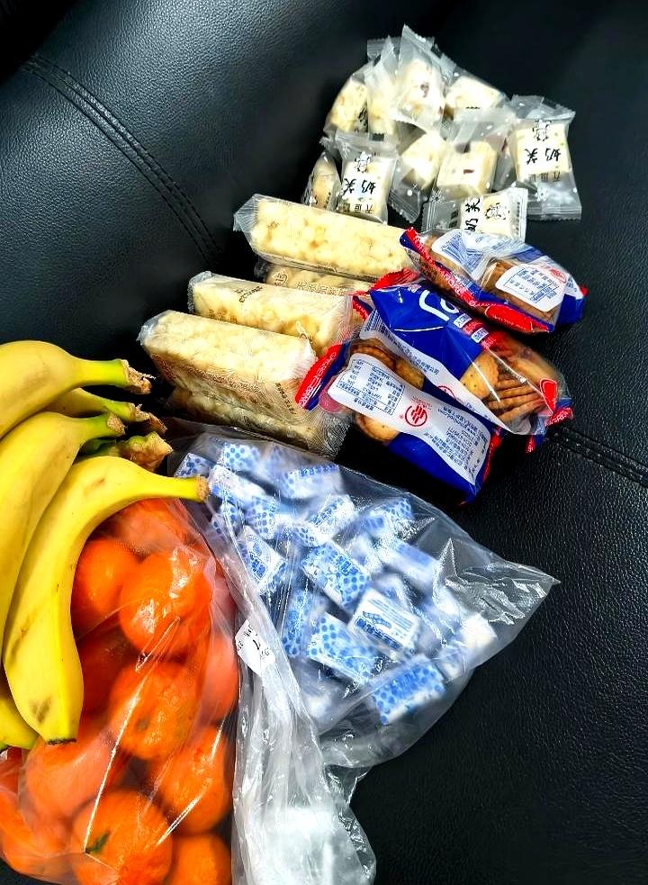 这是一则让人心酸的现实描写：48岁的中年女人，刚花50多块买了甜食，越甜越好。