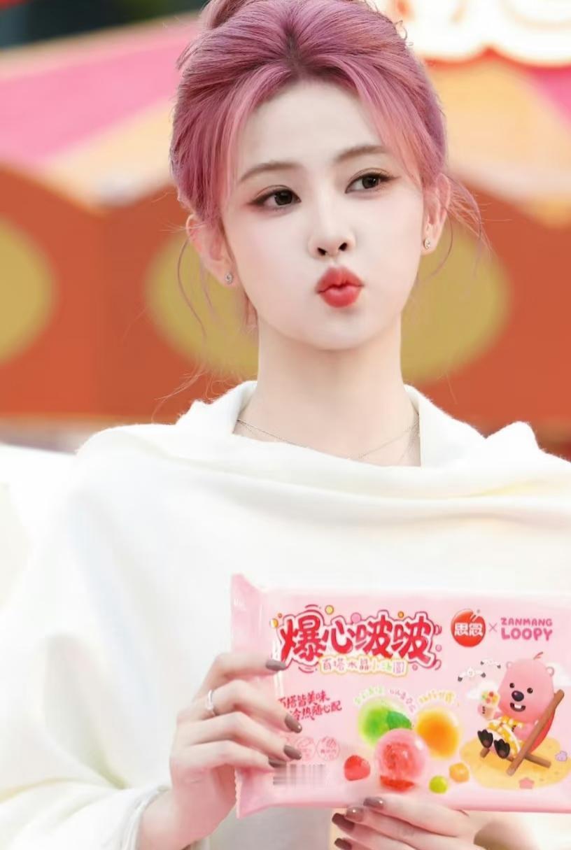 白鹿又美出新高度了。奶茶棕头发一染，整个人像刚出炉的拿铁，温柔到犯规。米色披