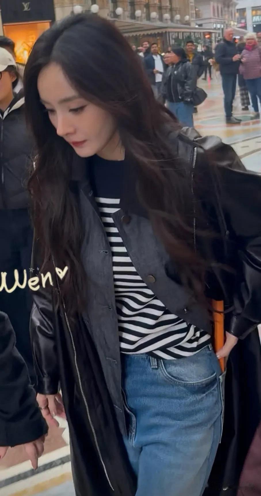 Prada认领杨幂，但这次热搜第一的，是杨幂脚边那个松了鞋带的普通人还以为今