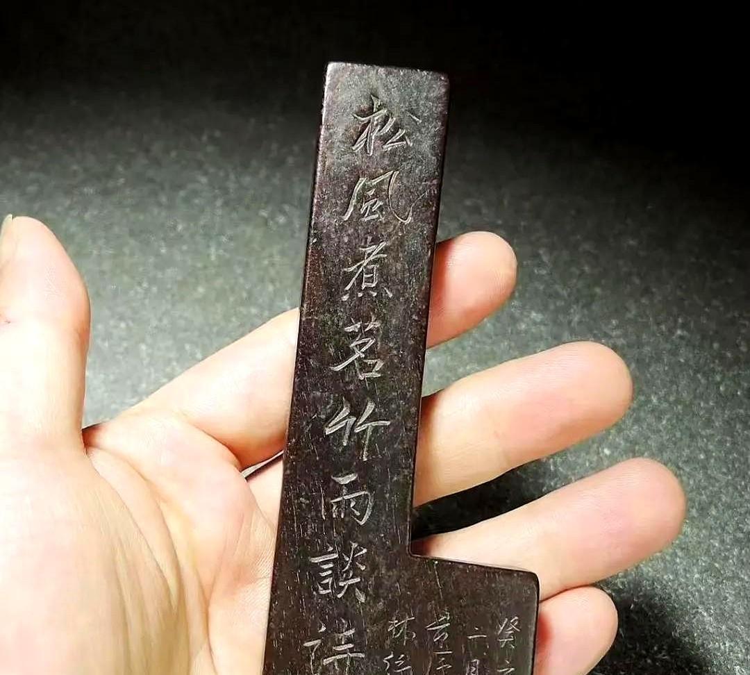 昨天在家具店买了个旧床，拿回家放床垫时，发现床头缝隙中有东西，抠出来一看竟然是把