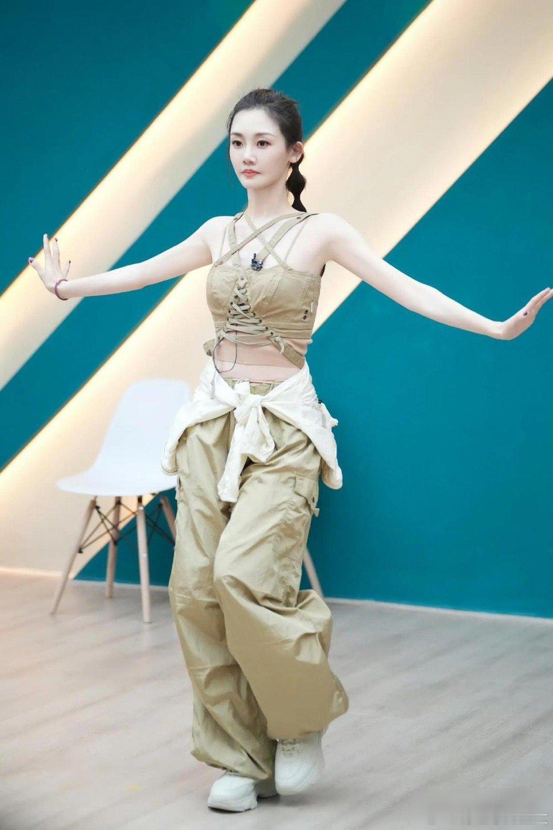 苗苗真的太漂亮了，她是怎么做到生了三个孩子却一点妈味都没有的？​​​