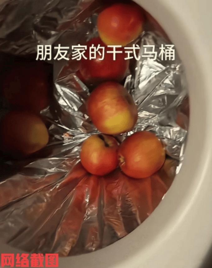 福建有女子空闲去朋友家玩。中途女子想借用朋友家的卫生间，可女子在卫生间里看到