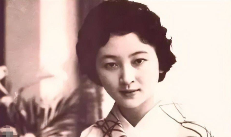 1942年，一女八路从来不洗脚，引起了游击队长甄凤山的警惕，他半夜潜入女队员房间