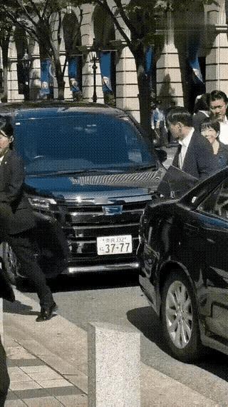 刚刚看到高市早苗从这辆黑色轿车下来，看这车牌号：37–77。是刻意为之想时时提醒