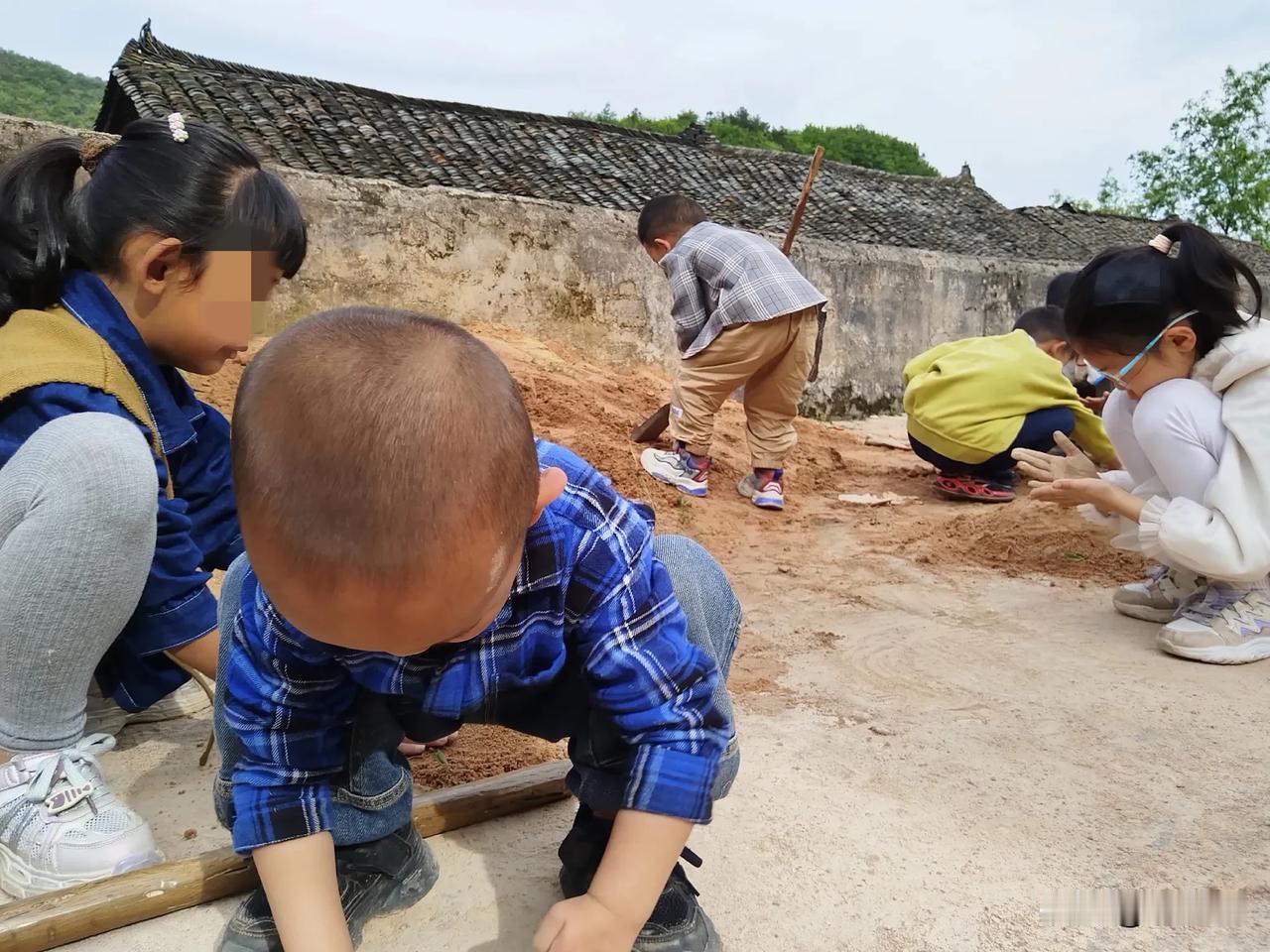 在农村，“五一”长假的第二天早晨，让孩子们最开心的乐趣就是起床后就能有沙子玩。