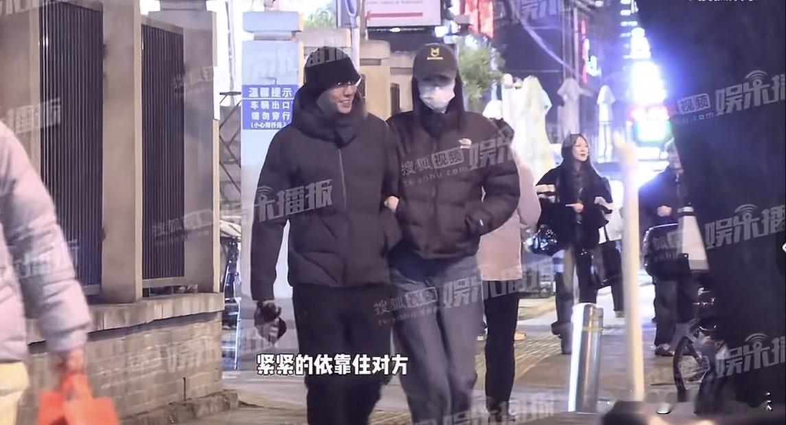 陈伟霆、何穗，近况曝光。近日，有网友拍到陈伟霆和何穗一起外出的画面。两人