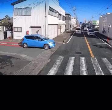 日本小孩这样过马路，现在很多中国小孩过马路也是很礼貌很小心的
