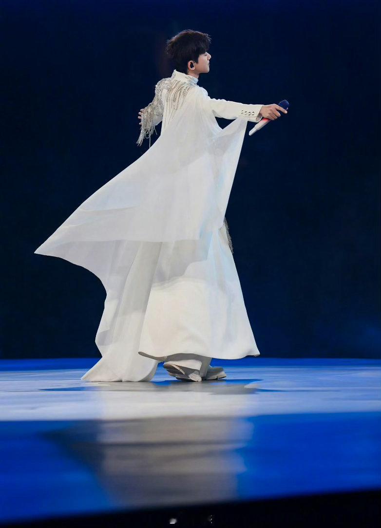 张杰一年开了28场鸟巢演唱会从一场到累计28场真的太震撼，最新幕后vlog里四百