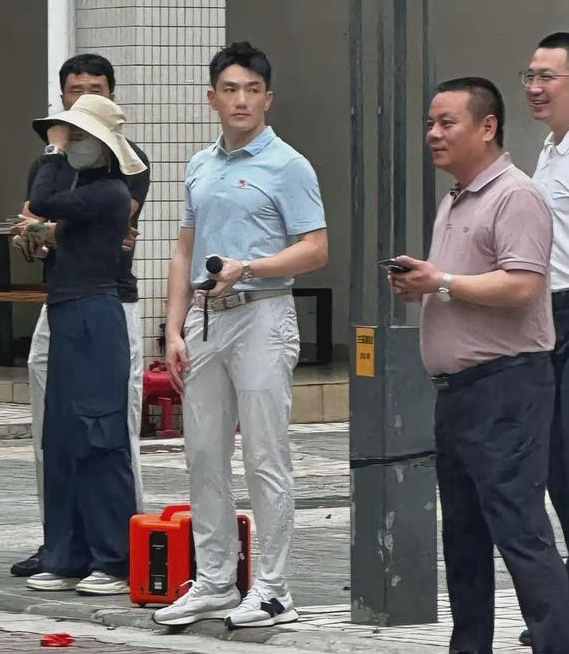 张馨予的丈夫何捷曾是前途光明的军官2018年与她结婚后，因频繁登上娱乐新闻，一