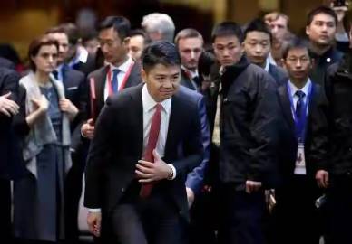 刘强东长子接近20岁，章泽天与继子相处低调，生母身份仍未公开