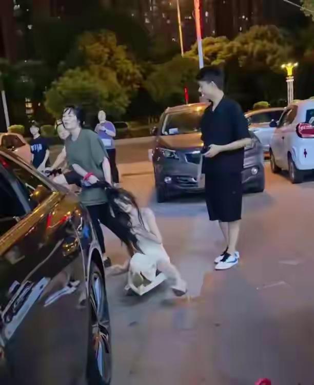 这原配真够聪明的！打得三姐措手不及，首先她一把扯掉三姐的吊带白裙，眼看自己上身