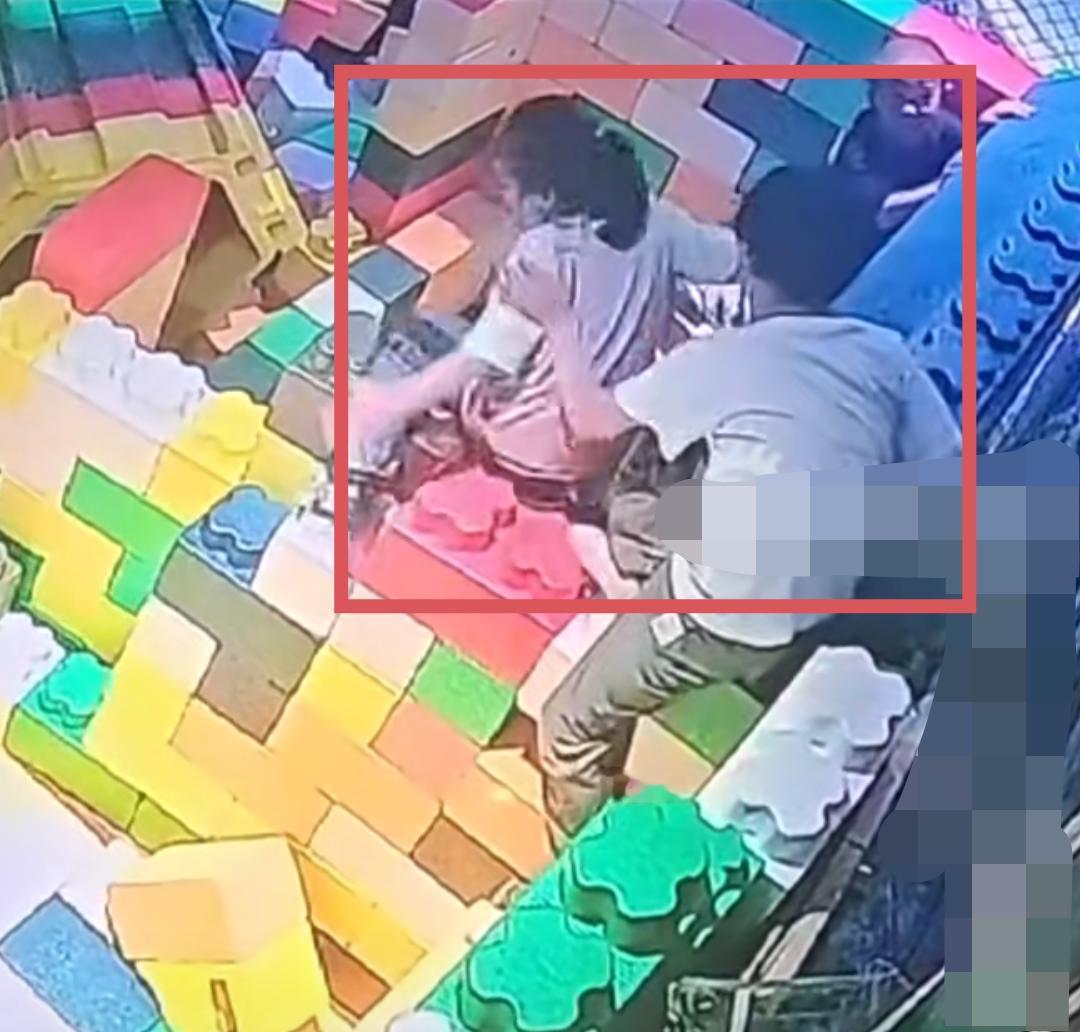 奉劝家长们一句！带孩子去游乐设施区玩耍也要看好自己的孩子，不然就像这个小女孩，