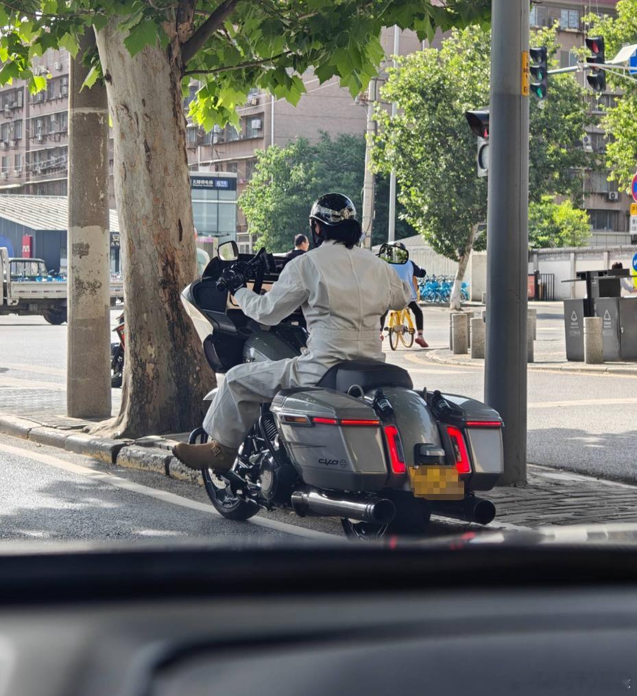 这是哈雷吧？我简单啰嗦两句