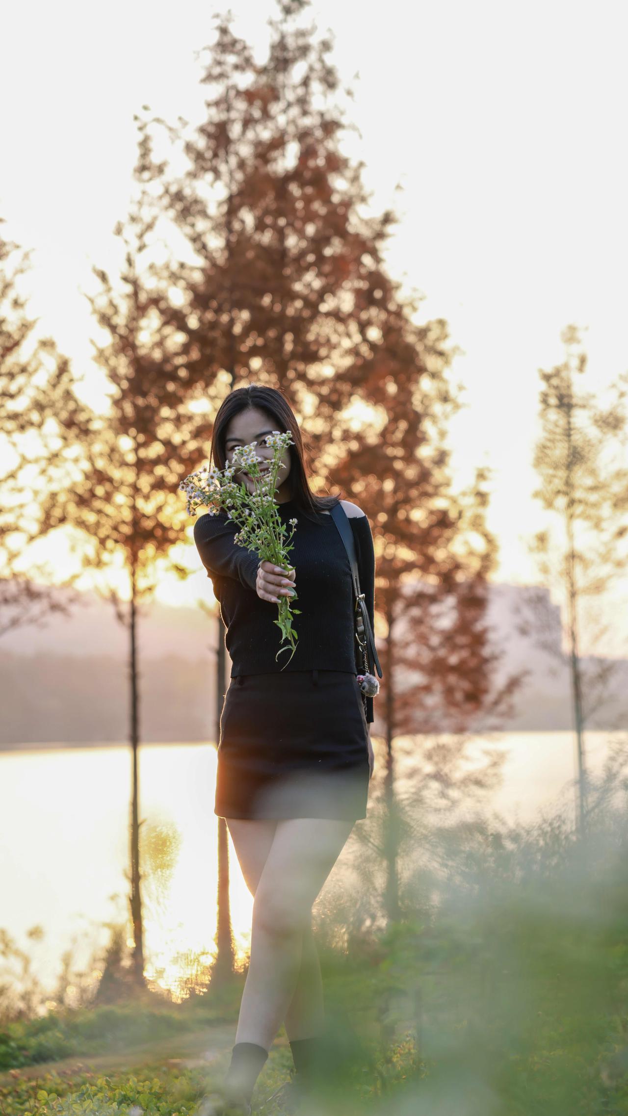 组图｜夕阳为幕，我们是故事里的主角。当夕阳把最后一缕光揉进湖面，我们在水杉林边