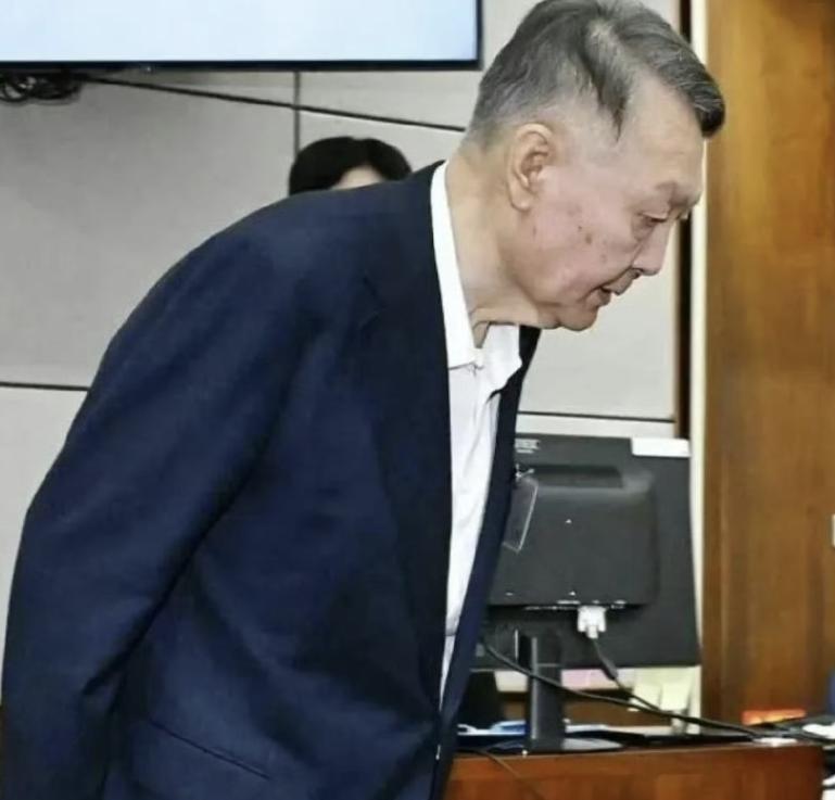 这竟然是尹锡悦，仅进去80天，现在根本认不出来。韩国政坛的残酷性在一位前总统的近