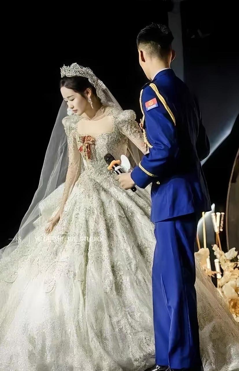 27岁的女孩，身高1米68，在大学里是公认的校花。她嫁给了一个腿部残疾的男人。很