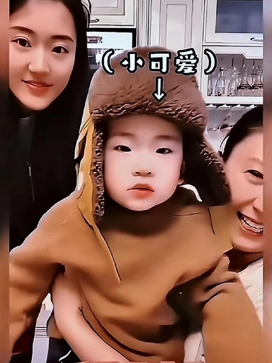 我声明这是以前的视频。闫学晶直播时抱着她可爱的小乖孙，脸上洋溢着幸福的表情，她连