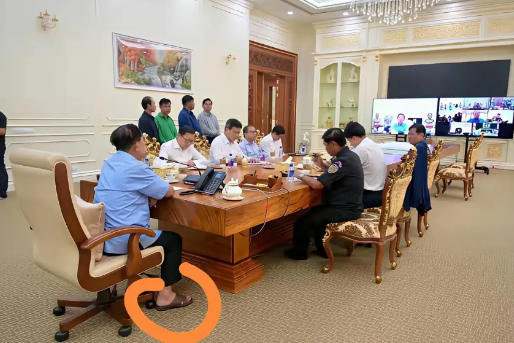 洪森的工作状态极为放松，仿佛置身家中一般，穿着拖鞋就把各部门的要员召集起来，下达