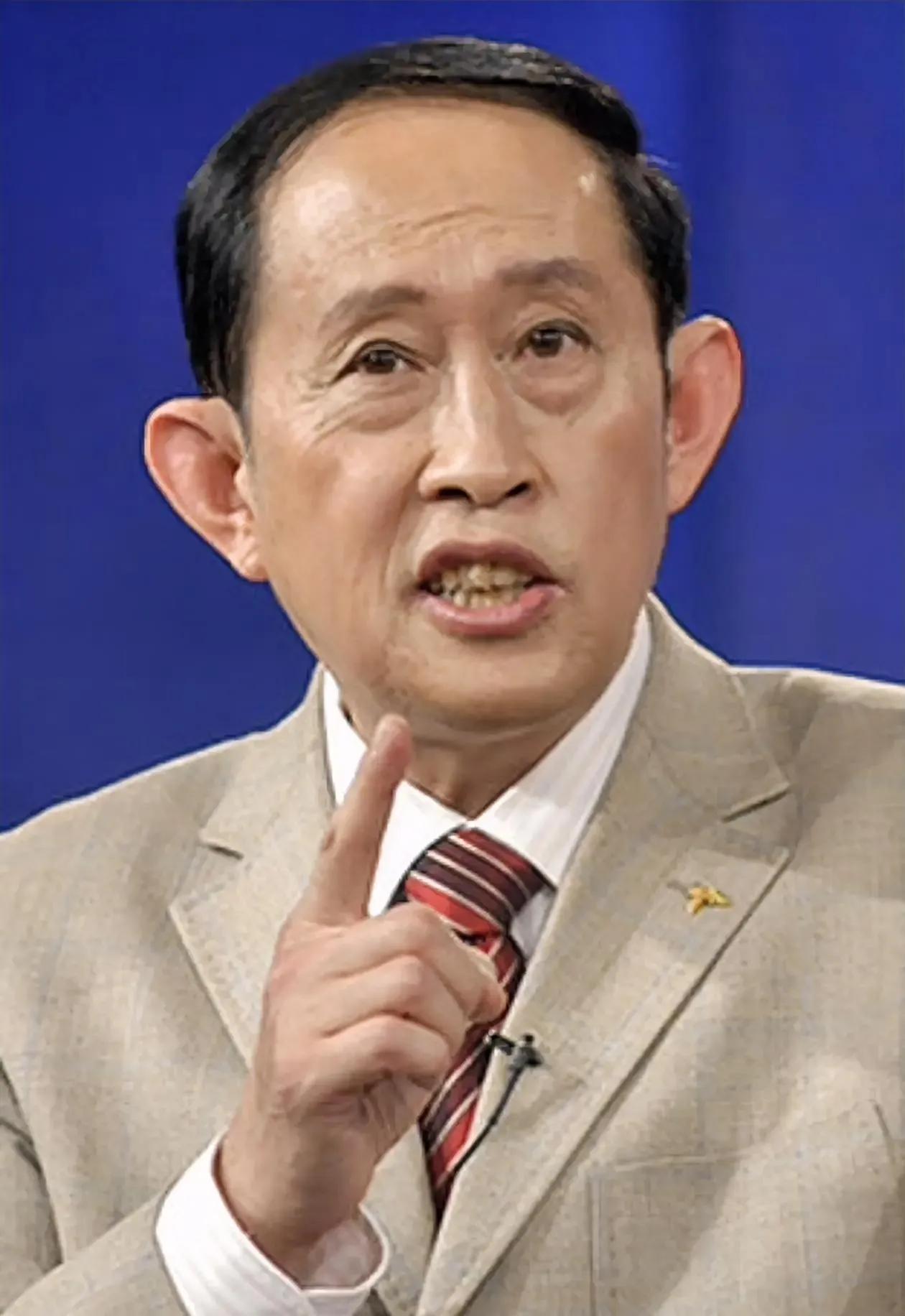 一位著名作家说：“杨修之死告诉我们，比领导聪明必死；曹植之死告诉我们，利益面前没