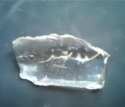 1930年，新疆牧民们放牧时，偶然发现一些闪闪发亮的石头。万万没想到，这些石头竟