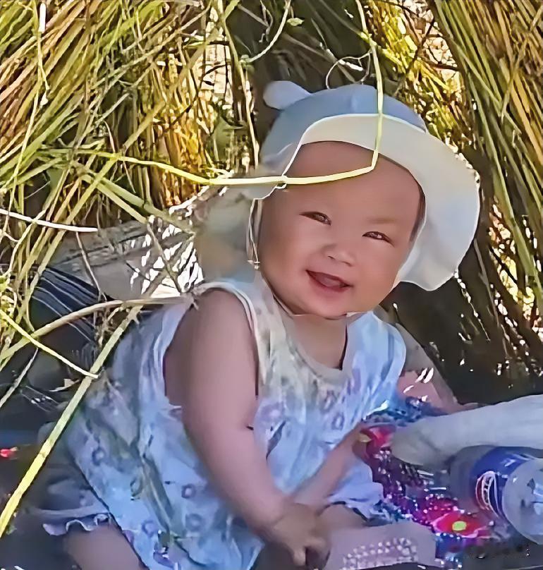 近日，四川凉山，7个月大宝宝陪妈妈在地里干农活，妈妈担心宝宝晒，就随手简单地搭了