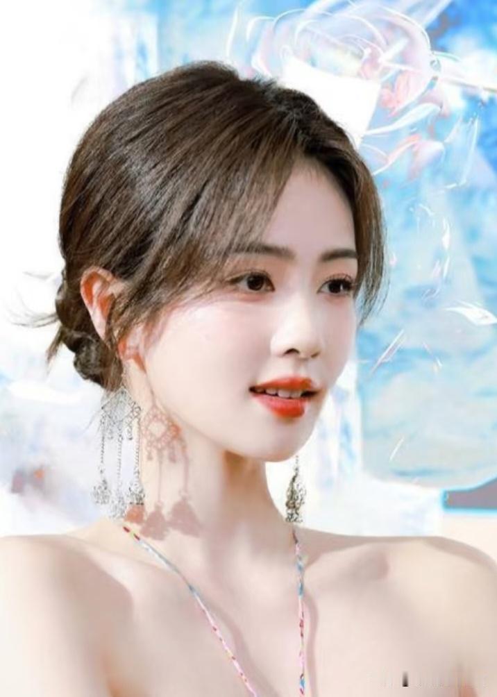 山坡羊·相思情云鬟轻绾，银铃轻颤，清眸似水波微漫。影如烟，意如绵，琉