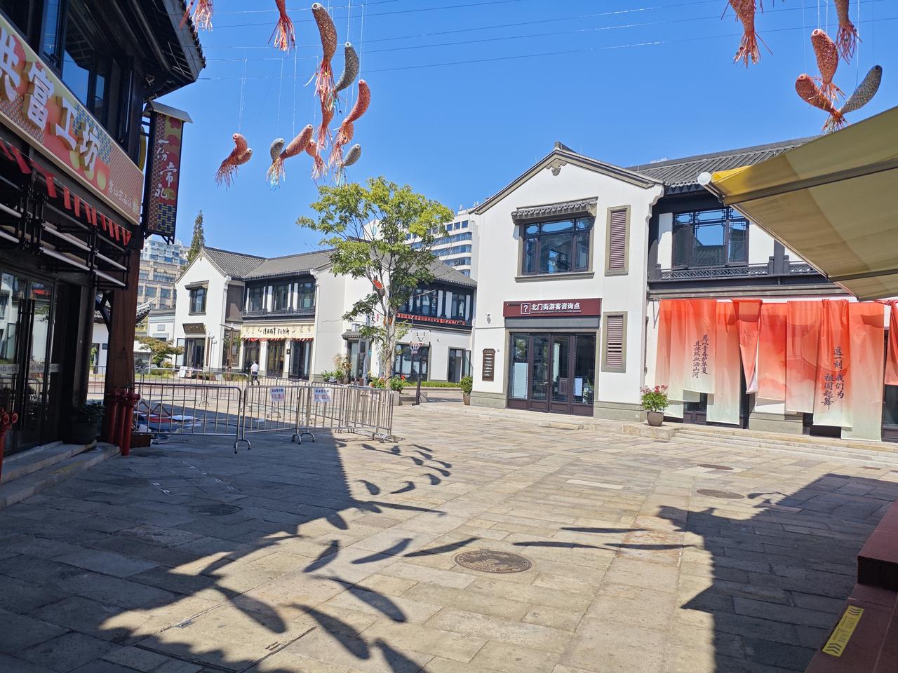 当今教育现实：1.学校：分数至上，升学率为王，素质教育常沦为口号。2.