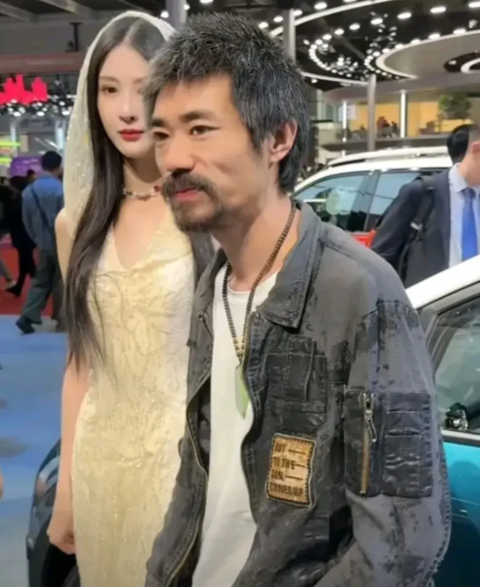 惊掉下巴！那个靠“破烂装”在车展爆火的“巴黎世家破衣哥”，最近居然开直播了！本以