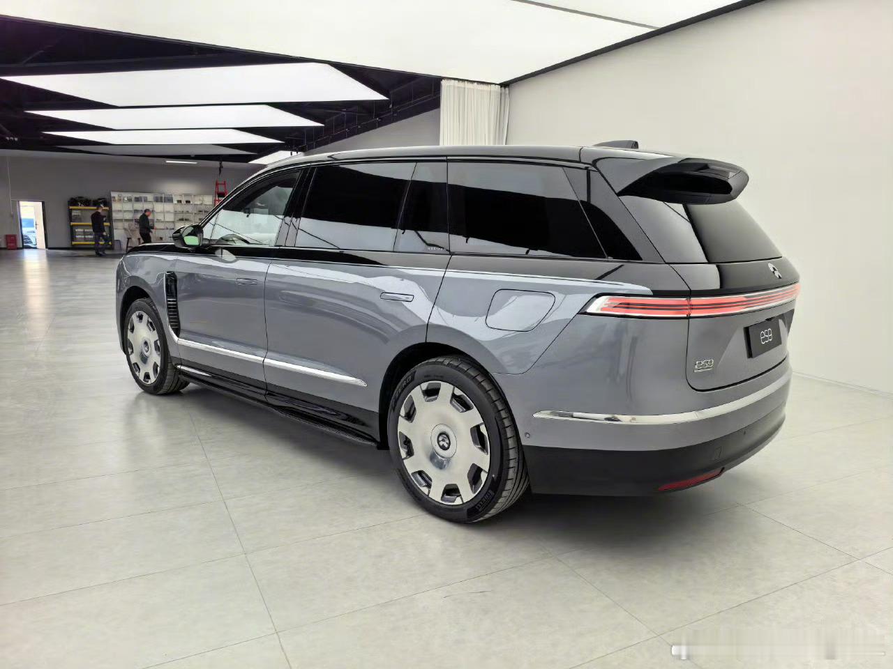 蔚来ES8看这是真大车长5365mm，轴距3250mm，提供6/7座可选，能选7