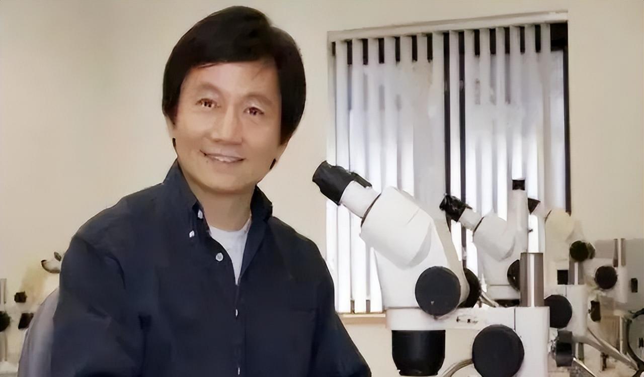 1988年，西交大神童在哈佛毕业后，毅然加入美国国籍，国内外一片骂声。然而他毫不