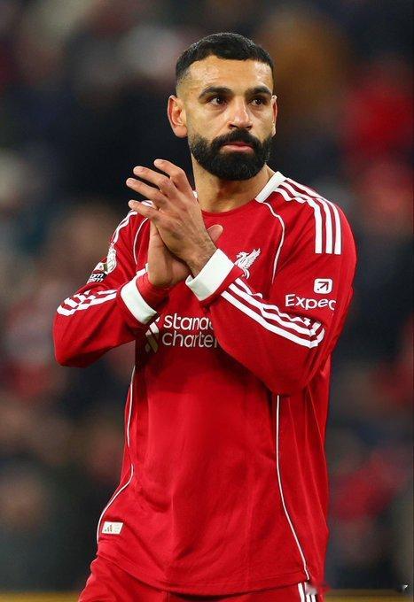 当被问及是否后悔续约时，萨拉赫表示："这个问题让我很难过，甚至难以回答。但为这家