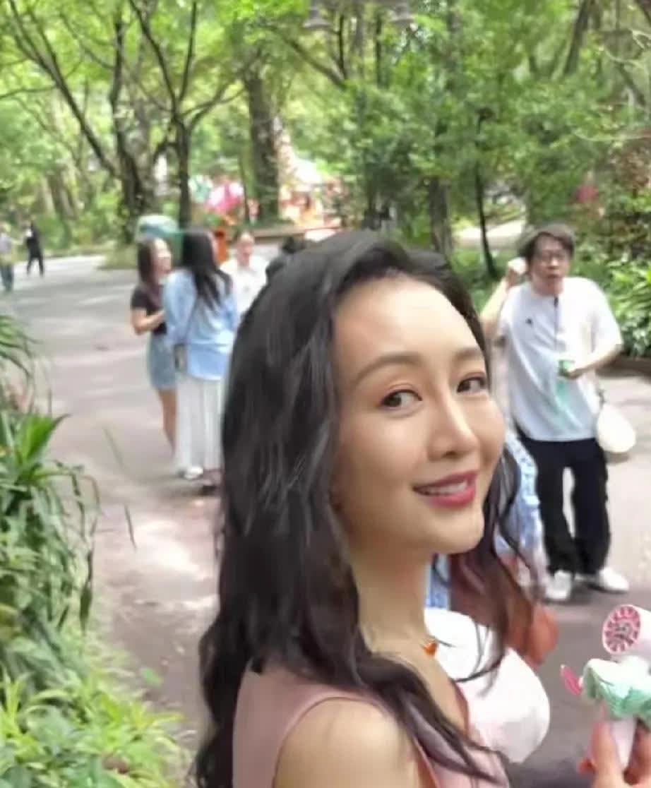 有人说，王鸥穿着睡衣逛大街，这真的是睡衣吗？倒是像过去地主婆穿的凌罗绸缎