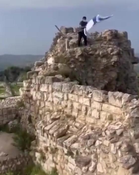 以色列国旗被当众拔掉扔到一边！宾特朱拜勒宣告重回黎巴嫩真主党掌控！以黎停火协议达