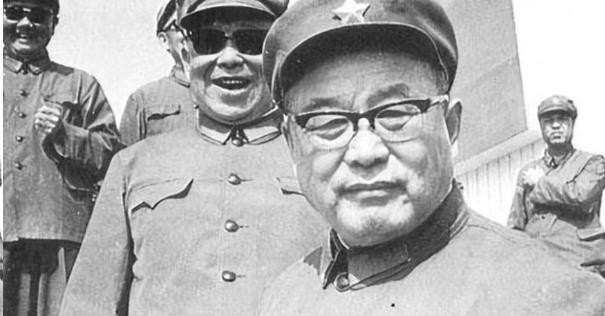 1972年李德生少将接受命令，前去解救一位老战友，赶到一处幽暗的地下室，李司令被
