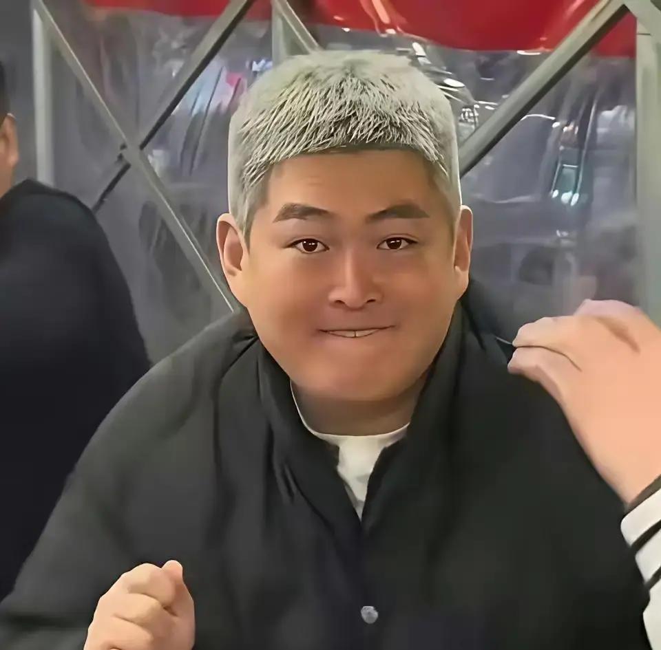 他爹砸几十亿捧不红他，却因吃盒饭火了。赵大牛在盯《乡爱》剪辑，在管刘老根大