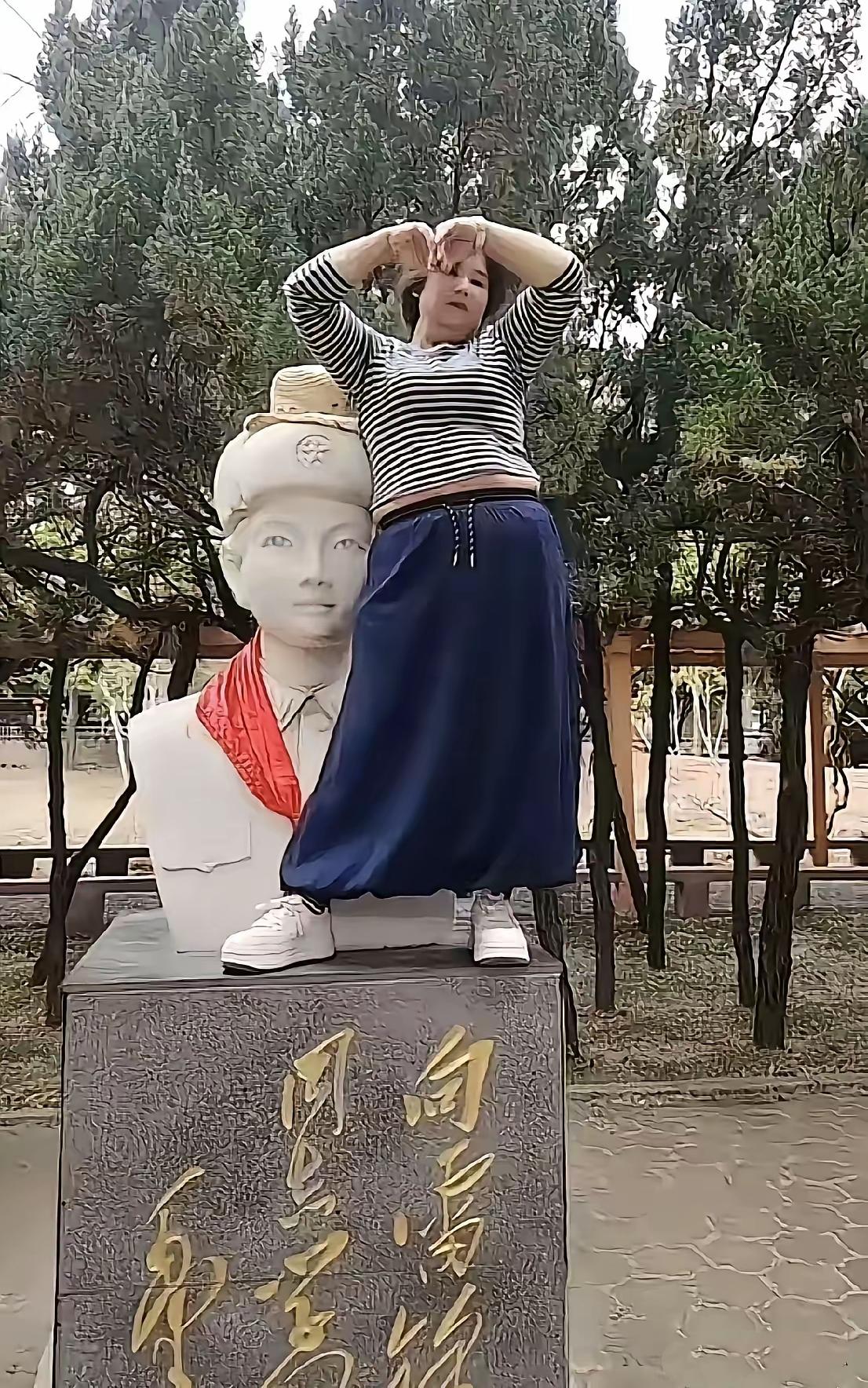 有些人真不是个玩意，行为举止就跟缺心眼一样。看看这个大妈，直接站上雷锋烈士的