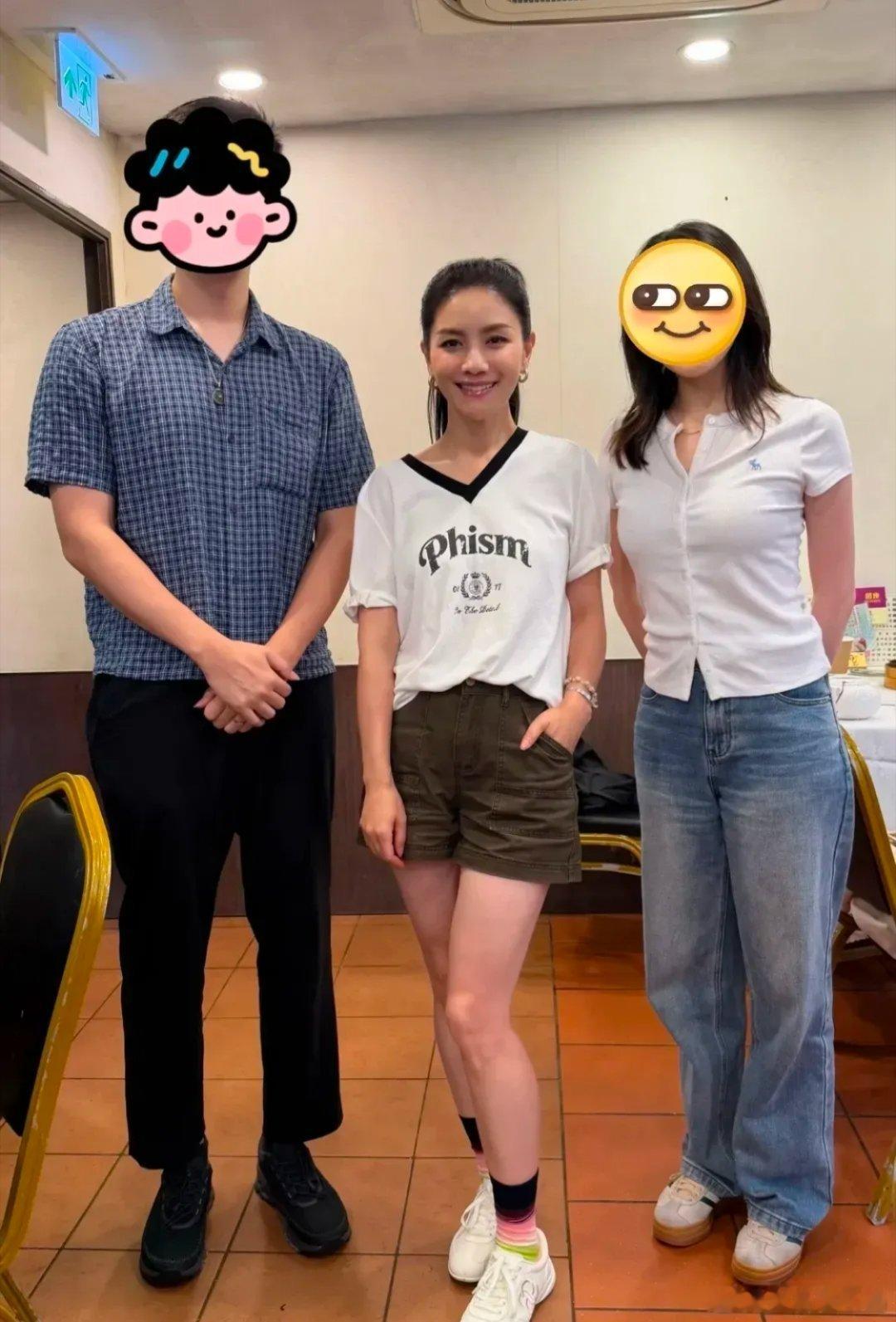 沙溢胡可带着俩娃和工作团队现身香港游玩，生图的沙溢够沧桑，真的是“沙爹”了，不是