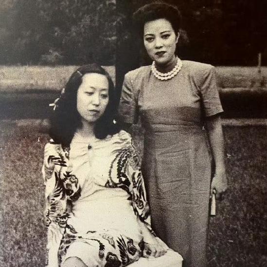 张爱玲年轻时有多美？这是拍摄于1943年的一张老照片，距今都八十多年了。那