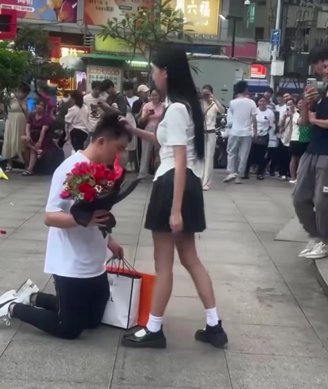 七夕节街头这一幕，把围观群众看傻了。男生手捧鲜花、七夕礼物向女生示爱，情到深处单