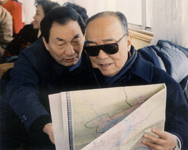 前面是杨尚昆，他当时是国家主席。杨尚昆身后，可是一位国之大才，他就是朱镕基同志，